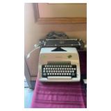 VINTAGE OLYMPIC MANUAL TYPEWRITER
