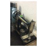 VINTAGE SINGER SEWING MACHINE