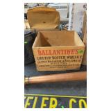 BALLANTINE'S LIQUEUR SCOTCH WHISKEY WOOD BOX