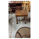 END TABLE W/ DRAWER 20'X17.5'X22'