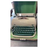 REMINGTON QUIET-RITER VTG PORTABLE TYPEWRITER