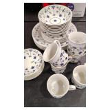 CHURCHILL - ENGLAND SERVICE FOR 6  DINNER WARE