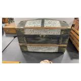 SALESMANS SAMPLE ANTQ ROUND TOP TRUNK