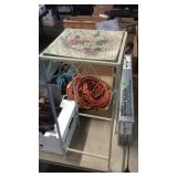 SMALL METAL STAND