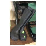 SIZE 9 RUBBER BOOTS