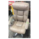 TAN SWIVEL OFFICE CHAIR