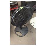 BLACK FLOOR FAN