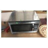 MAGIC CHEF MICROWAVE OVEN