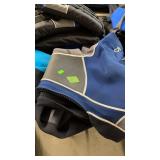 HANG 10 MED/LRG WET SUIT & OP WET SUIT MED