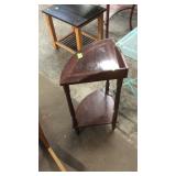 CORNER TABLE