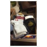 NEW GOLD TOE LADIES SOCKS 6-9 & THINSULATE GLOVES