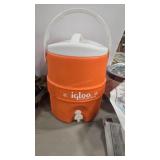 IGLOO 2 GALLON DRINK DISPENSER