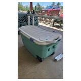 RUBBERMAID TOTE W/ WHEELS