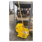 RUBBERMAID COMMERCIAL MOP BUCKET W/ MOP