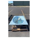 VINTAGE MID-CENTURY CAST IRON BATH TUB AND 2 MATCH