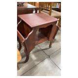 MAGAZINE ACCENT TABLE
