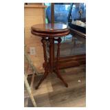 ROUND MAHOGANY PARLOR TABLE