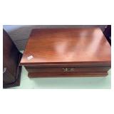 NICE CIGAR HUMIDOR W/ CIGARS