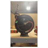 AIR HOSE WITH RETRACTABLE MOUNTING REEL