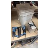 2 PNEUMATIC STAPLE GUNS WITH STAPLES