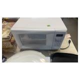 NEW MAGIC CHEF MICROWAVE OVEN