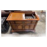 MAGNAVOX CABINET STEREO/RECORD PLAYER