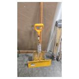 SNOW AND SCOOP SHOVELS