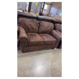 2/2 LOVE SEAT W/ NAIL HEAD ACCENT