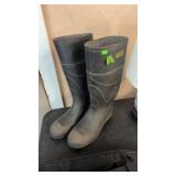 PR OF RUBBER BOOTS SIZE 8