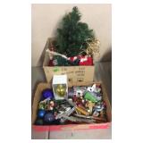 GROUP OF CHRISTMAS DECOR ITEMS