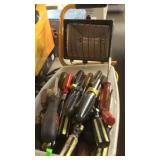 TRAY OF SCREWDRIVERS & HALOGEN WORK LIGHT