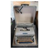 UNDERWOOD FINGER FLITE CHAMPION TYPEWRITER