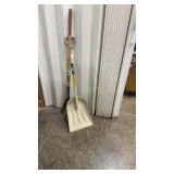 FLAT NOSE SHOVEL & SCOOP SHOVEL