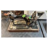 VINTAGE SINGER SEWING MACHINE