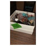 SM BOX OF ROCK PENDANTS & MAGNETIC PIECES