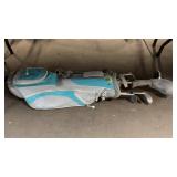 LADIES GOLF CLUBS W/ BAG