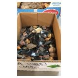 BX OF OBSIDIAN & OTHER ROCK PIECES