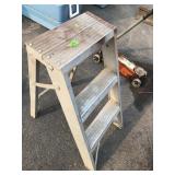 ALUMINUM STEP LADDER