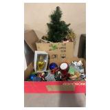 GROUP OF CHRISTMAS DECOR