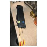 EASTON ARCHERY QUIVER W/ 4 ARROWS