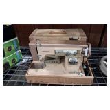 DRESSMAKER VTG PORTABLE SEWING MACHINE