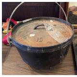 LODGE #10 CAT IRON DUTCH OVEN
