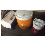 1 COOLER - 2 BEVEAGE CONTAINERS
