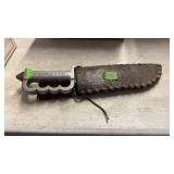 US MARINE CORPS. SURVIVAL KNIFE W/ LEATHER SHEATH