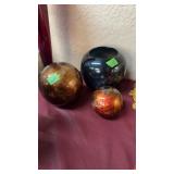 DECORATIVE VASE & 2 DECORATIVE ORBS
