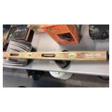 WOOD LEVEL & BACKPACK SNOW SHOVEL