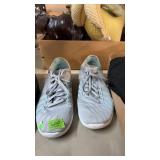 NIKE SHOES SIZE 10