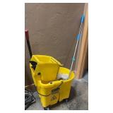 RUBBERMAID COMMERCIAL MOP BUCKET W/ MOP
