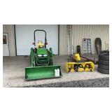 2011 JOHN DEERE 2720 UTLITY TRACTOR W/ 200C FRONT