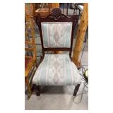 UPHOLSTERED VTG CHAIR